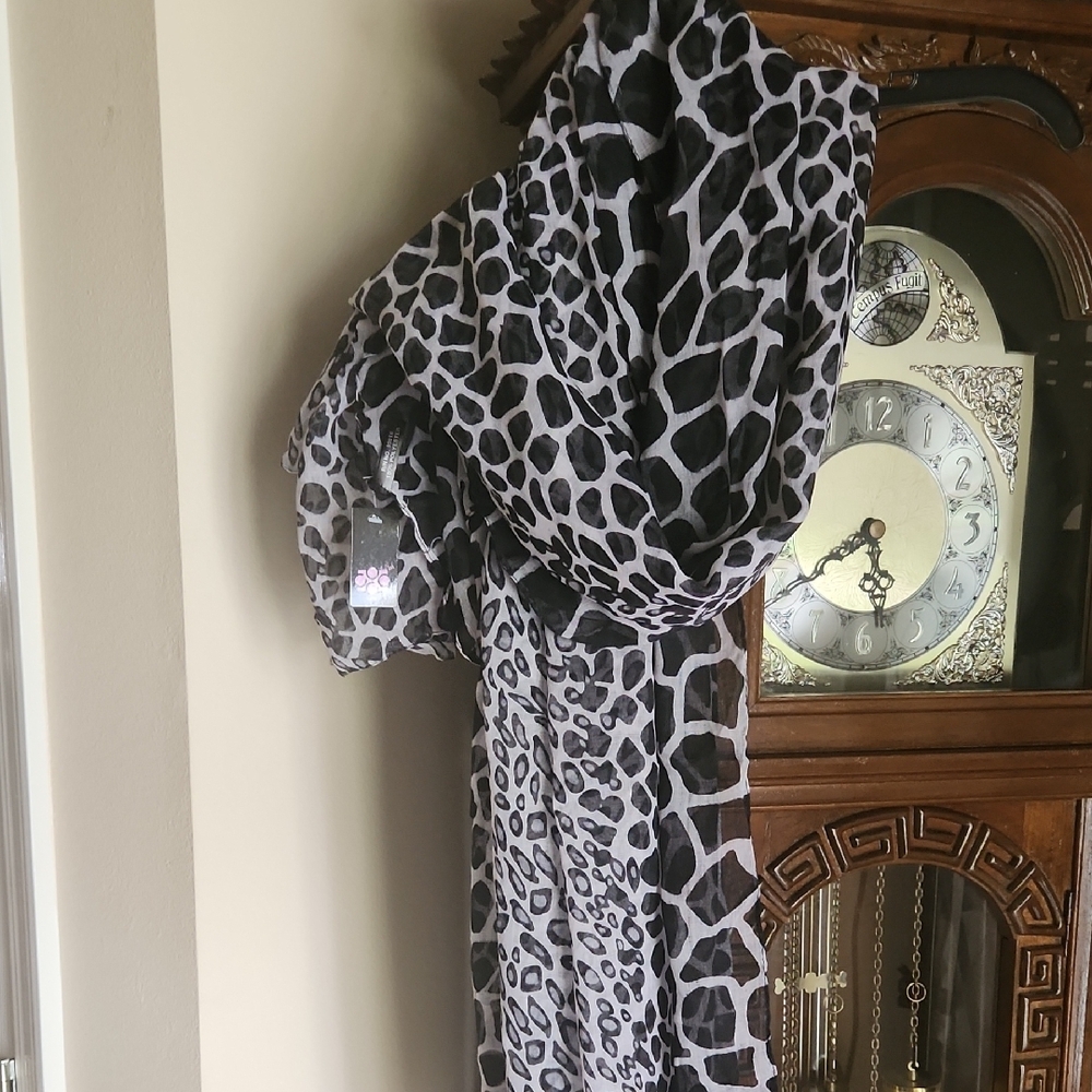 NWT, Elegant Black and White Animal Print Scarf - Picture 4 of 6